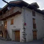 Maison Spacieuse Au Centre De Pour 8 Pers. Avec Cheminee Et Parking - Fr-1-568-18 * Courchevel