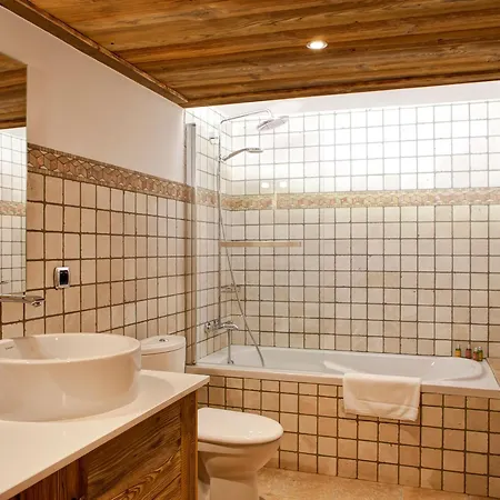 Σαλέ Maison De Village Chaleureuse Au Centre De Courchevel, Pres Des Pistes, 8 Pers, 4 Ch, Luxe Et Confort - Fr-1-568-18 *