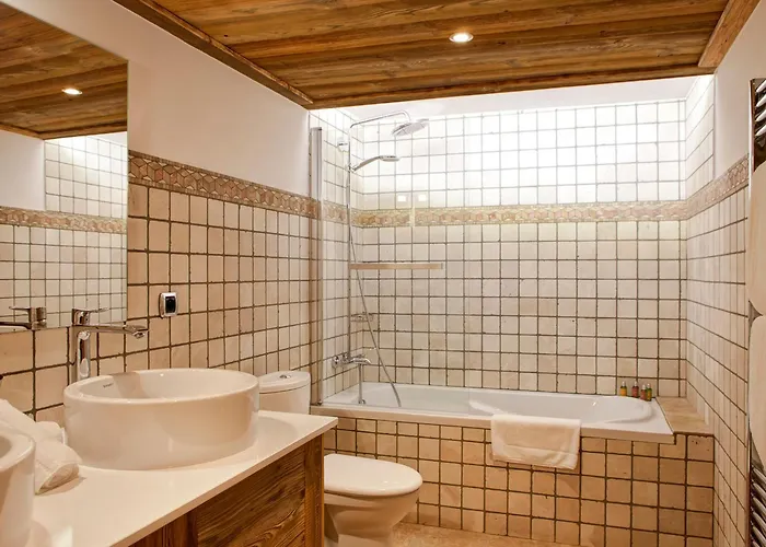 Maison Spacieuse Au Centre De Pour 8 Pers. Avec Cheminee Et Parking - Fr-1-568-18 *