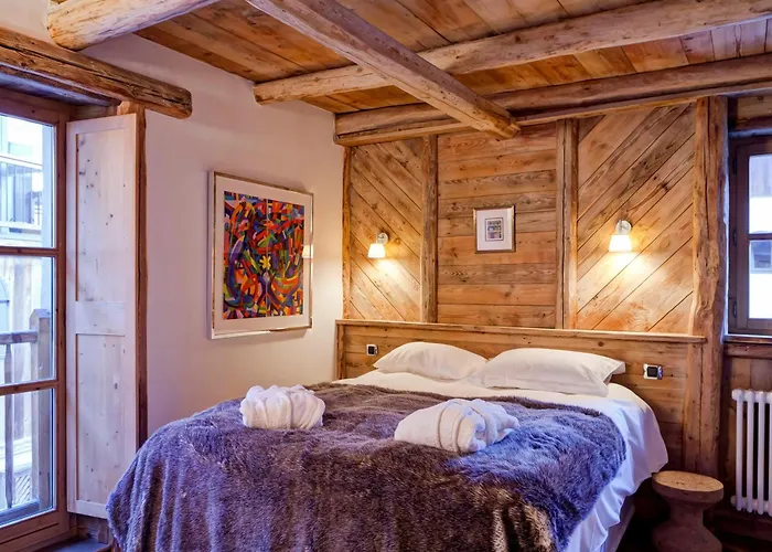 Maison Spacieuse Au Centre De Pour 8 Pers. Avec Cheminee Et Parking - Fr-1-568-18